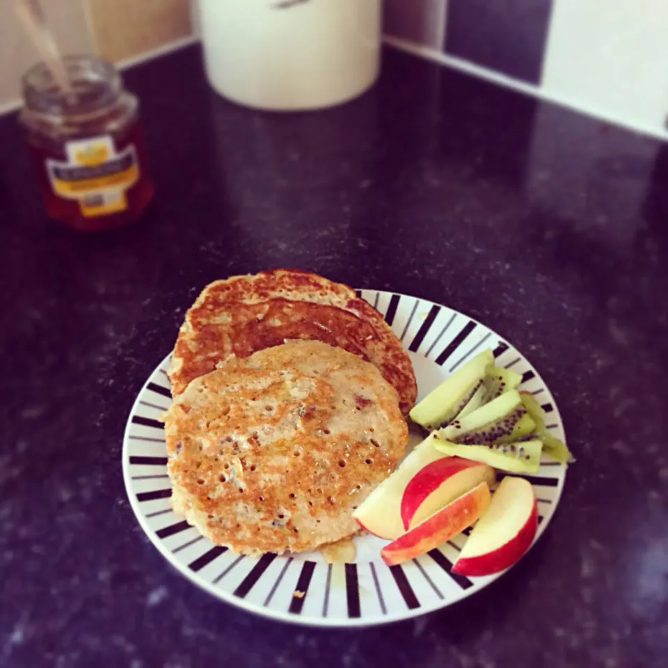 Apple, cinamon and almond pancakes, with apple and kiwi pieces.|niamh wilsonさん