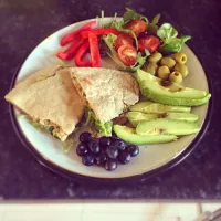 Wholemeal pittas, blueberrys, salad, avacado,red pepper, tomatoes and olives.|niamh wilsonさん