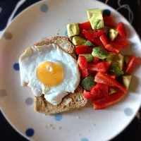 Snapdishの料理写真:Free range egg on organic Wholemeal bread/toast, red pepper and avocado marinated in lemon and pepper.|niamh wilsonさん