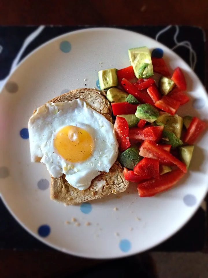 Free range egg on organic Wholemeal bread/toast, red pepper and avocado marinated in lemon and pepper.|niamh wilsonさん