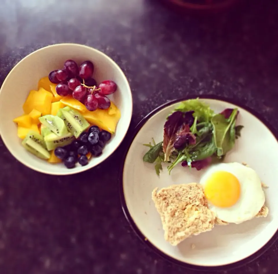 Free range egg on toasted Wholemeal roll with a side of cider vinegar salad and a further side of mango, kiwi, seedless grapes and blueberries.|niamh wilsonさん