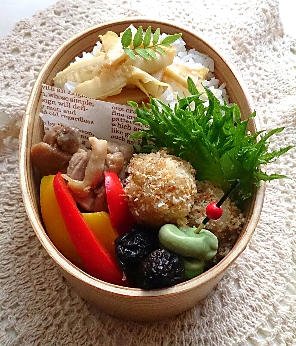 破竹のせご飯と新じゃがコロッケ弁当

今日のパパのお弁当は
季節のお野菜たっぷり弁当。空豆は岩塩ふって、
破竹は下ゆでの後みりんと醤油で軽く炒めたもの、揚げない新じゃが新たまのコロッケ、グリルチキン等でした。|とだともさん