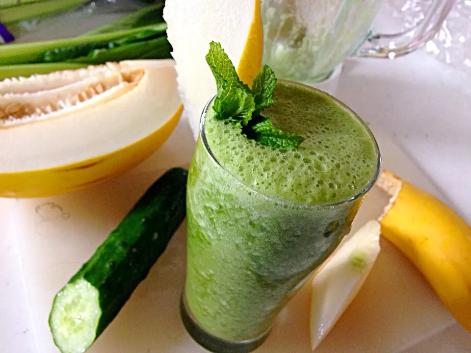 Snapdishの料理写真:Green smoothie (Melon cucumber,banana  boy choy  leaves and fresh mint)|viviさん