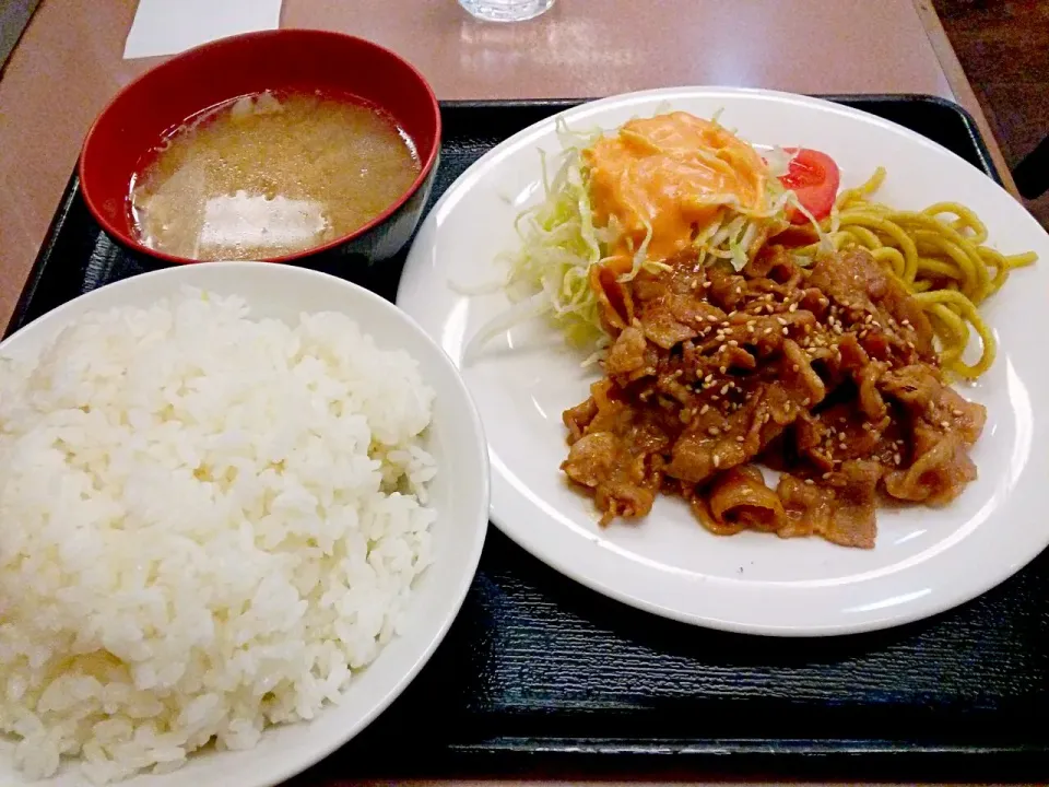 ミトヤ の特製タレ焼肉定食、630円。
ご飯の大盛りがサービスの洋食屋です。
秘伝のタレと肉の旨みの二重奏がキャッチの定食以外にも、色んな組み合わせが出来ますが、先ずは人気メニューを頼んでみました。
若者に人気の洋食屋です。
(*￣∇￣)ノ|東京ライオンズさん