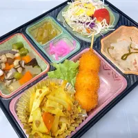 Snapdishの料理写真:キャベツと合挽き肉のカレー炒め 日替わり弁当 豊川市の宅配弁当店|Kikuyo Kawazu4416さん