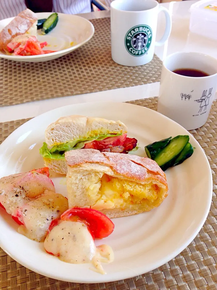 ベーグルサンド、どんぐりのパン、トマトのチーズ焼き、手作りきゅうりの漬け物|じゅんこさん