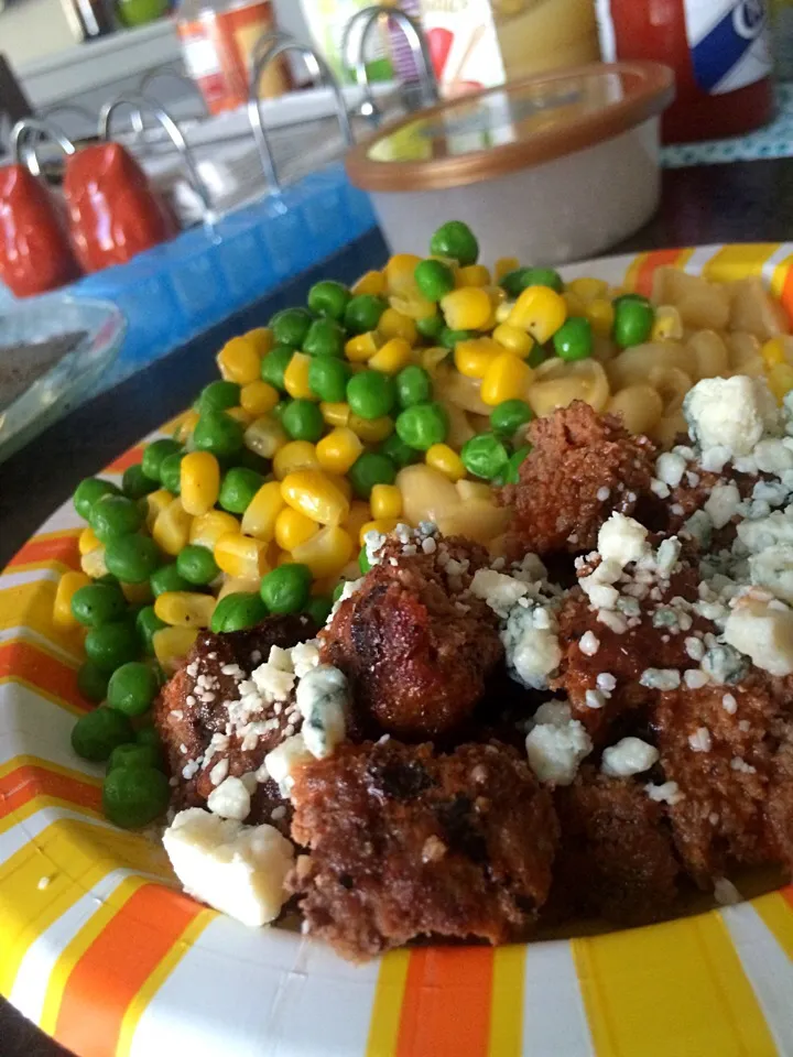 Grilled Buffalo blu burger, peas, corn & Mac n cheese|FoodManOnWheelzさん