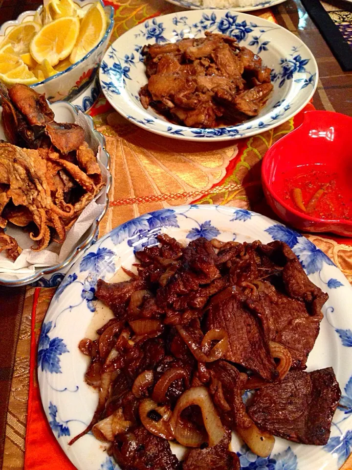 Our dinner last night!! Beefsteak, dried pusit and chicken adobo!|Bonjhing Comiaさん