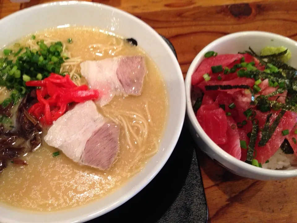 Snapdishの料理写真:とんこつ🍜＆マグロ丼🐟|まさとさん