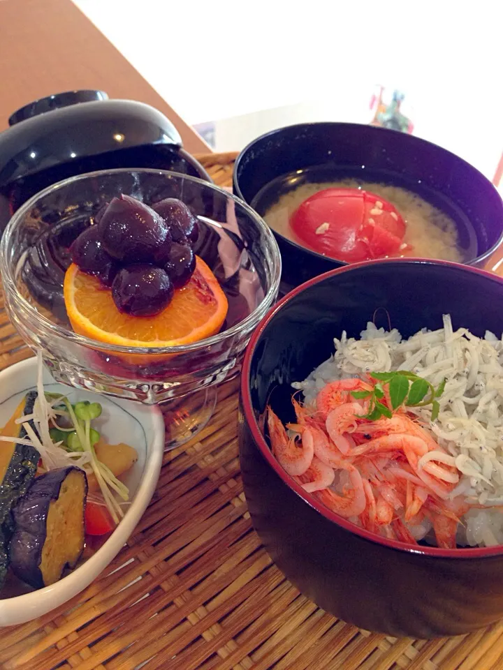 おうち小丼ランチは、釜揚げシラスと桜海老丼。お酢をしっかり効かせた野菜とイカの揚げ浸し。夏が近づくトマトのお味噌汁。|Kumi_loveさん