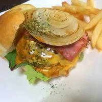 Snapdishの料理写真:ベーコンチーズバーガー|Miiko Mikaさん