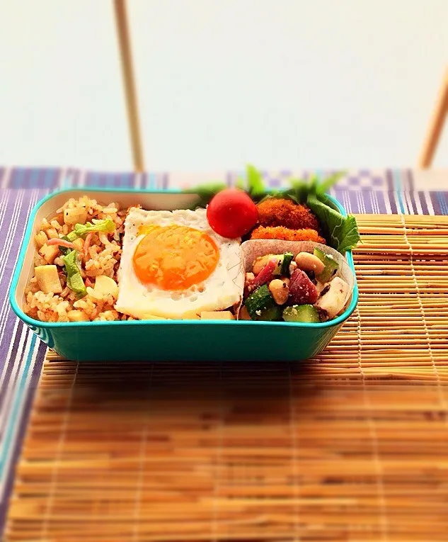 本日のお弁当  目玉のせ焼き飯|砂雪さん