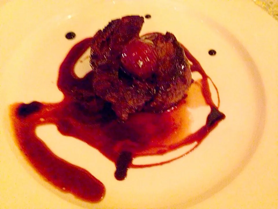 Snapdishの料理写真:Grilled beef tenderloin , roasted shallot confit , red wine reduction|sgさん