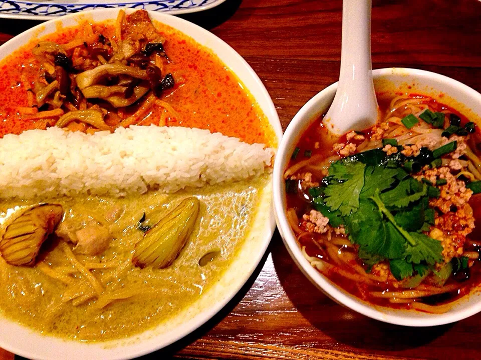 Snapdishの料理写真:グリーン＆レッドカレー＆トムヤム麺@ディージャイ(与野)|みっさんさん