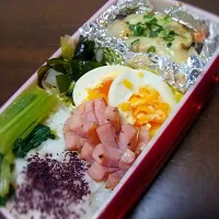 Snapdishの料理写真:[節約兼ねて、時々弁当。]

・鮭の味噌cheese焼き
・葱とワカメのポン酢あえ
・味たまと小松菜の煮浸し|manaさん