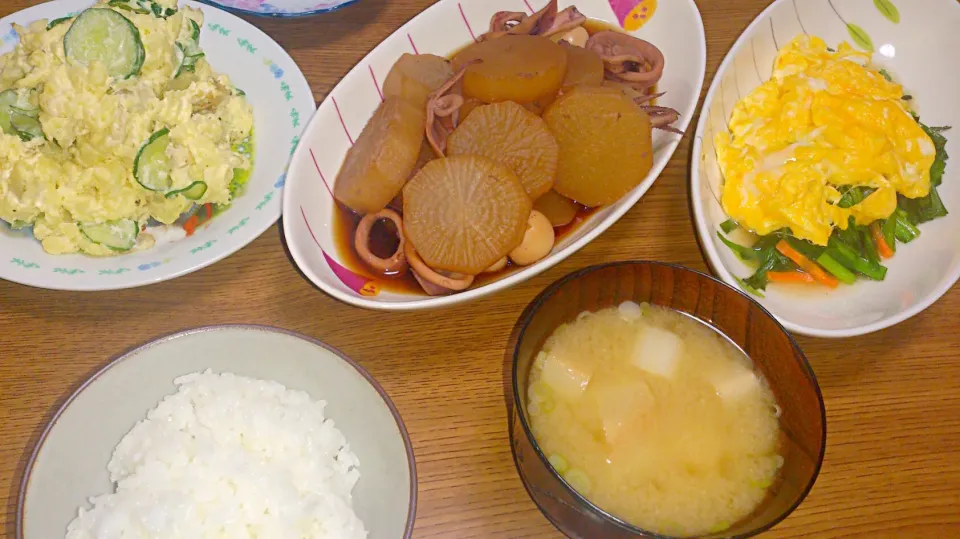 Snapdishの料理写真:・イカ大根
・ポテトサラダ
・ニラ炒め
・麩と葱の味噌汁|ようかんさん