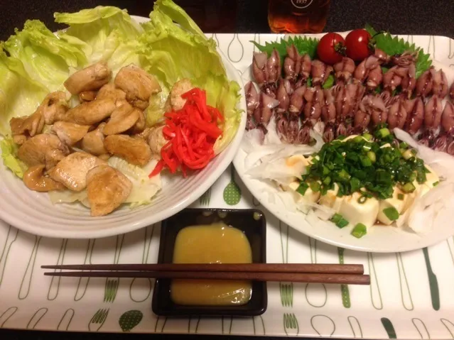 Snapdishの料理写真:鶏胸肉のバター醤油焼き、ホタルイカ、冷奴、ミニトマト🍅！ू(๑ ›◡ु‹ ๑ ू)✨|サソリさん