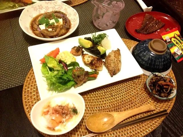 不調の日のご飯 ポテさら 牛肉野菜巻 鶏肉明太焼き 鯖と大根おろし アボカド 茄子と豆腐のさっぱり和え うなぎ|ochihekoさん