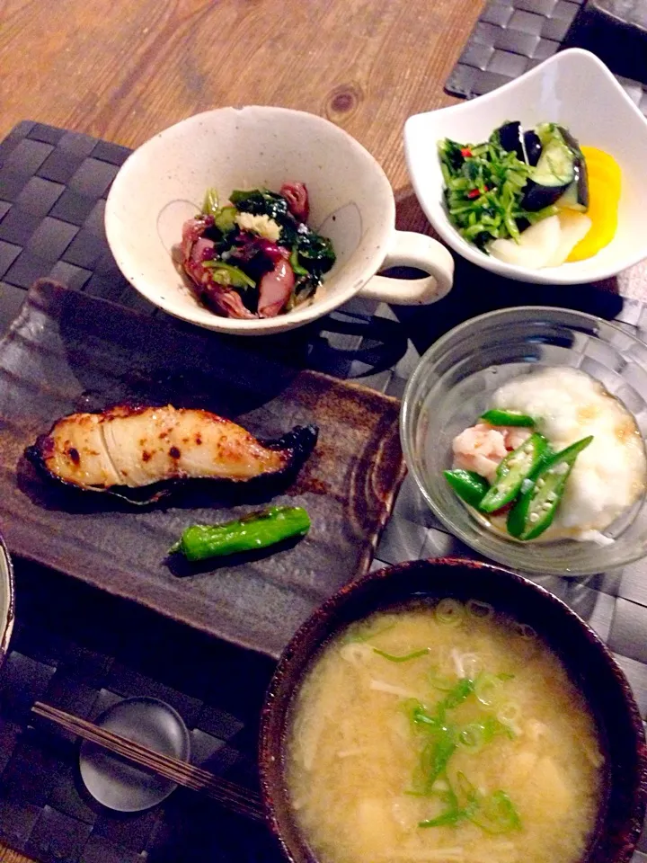 今日もヘルシー和食🍚銀ダラの西京漬け🐟ササミとオクラの山かけ、ホタルイカと海藻の酢の物、お漬物、お豆腐とえのき、油揚げのお味噌汁🍀|まみりんごさん