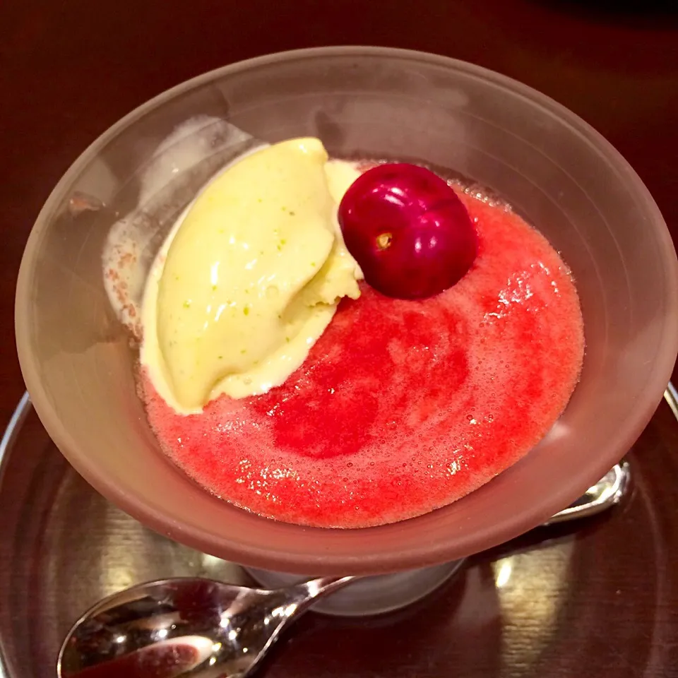 Glacé au pistache, soupe cerises 〜チェリーのスープに浮かべたピスタチオのアイス〜|charさん