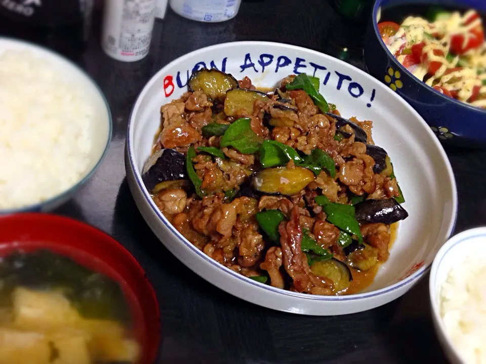 Snapdishの料理写真:今日の晩ご飯は、豚こまと野菜の中華炒め、きゅうりとプチトマトの簡単サラダ、わかめとおあげさんの味噌汁。|ゆえさん