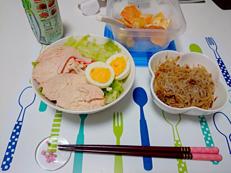 2014/05/21の朝ごはん♩しらたききんぴら、鶏もも肉のサラダ〜〜|まりかさん