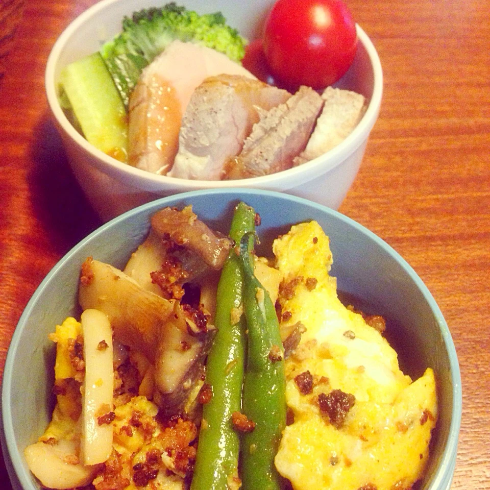 5/21娘弁当  エリンギとインゲンとそぼろの卵炒め  ブロッコリーとカシューナッツのナムル  茹で豚きゅうりミニトマト|yukiyamasakiさん