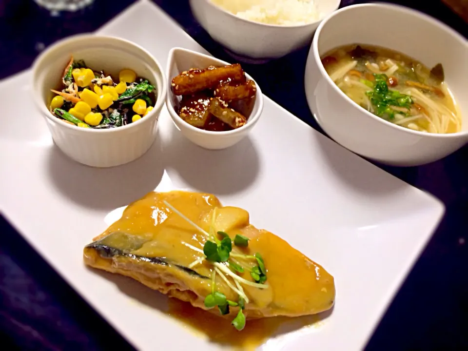 鯖の味噌煮 蓮根とサツマイモのデパ地下風 ほうれん草とひじきのサラダ なめことえのきのお味噌汁|nagatomomiyuさん