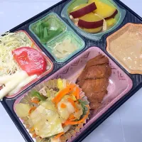 Snapdishの料理写真:鰆の照り煮 日替わり弁当 豊川市の宅配弁当店|Kikuyo Kawazu4416さん