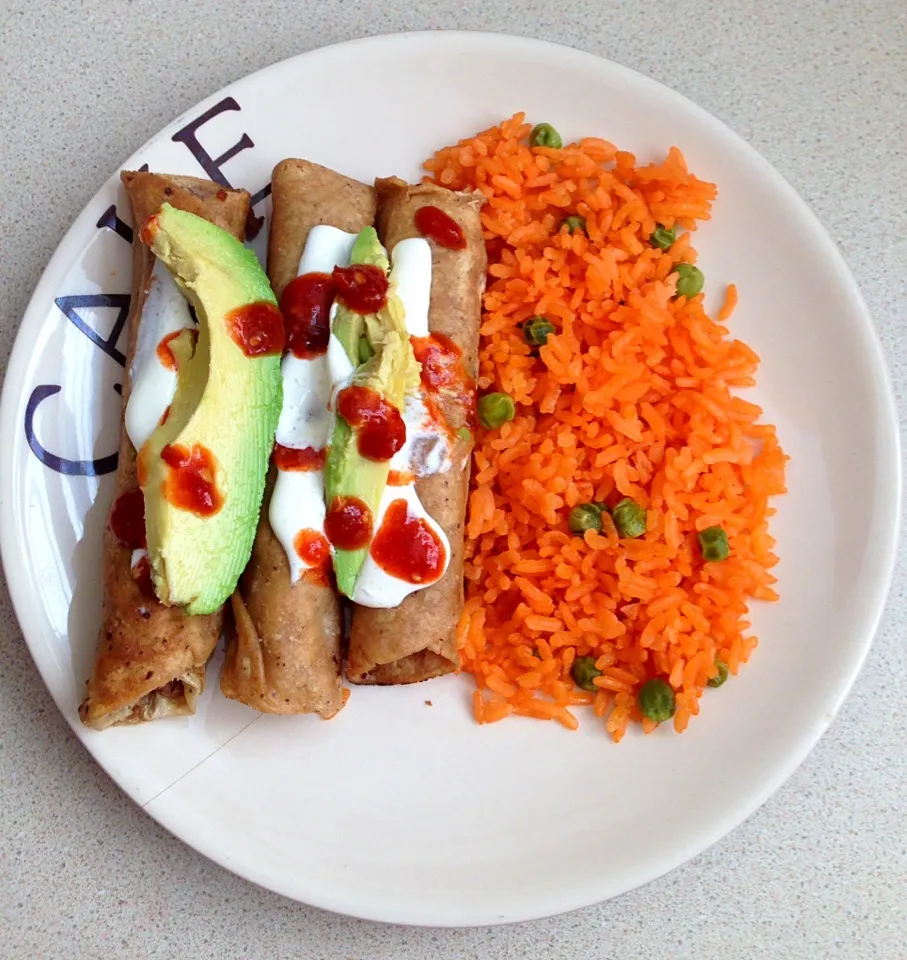 Tacos Dorados de Carne con Aguacate, Crema y Salsa con Arroz.|Loreleyさん