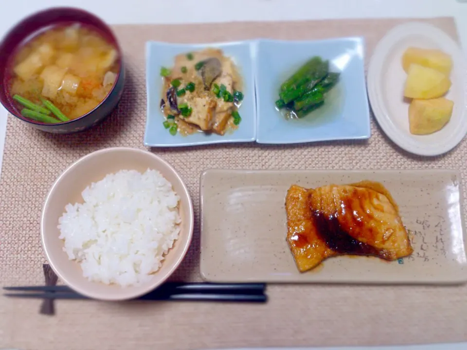 めかじきのレモン照焼き 豚と厚揚げの味噌チーズ アスパラお浸し しめじ人参油揚げの味噌汁 りんご|にゃろめさん