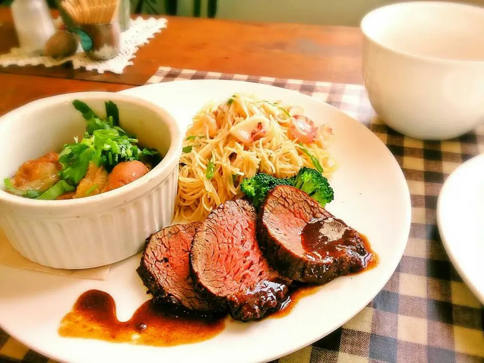 牛肉のタリアータとシーフード焼ビーフンとチキンと油麩の煮物|ブラスワさん