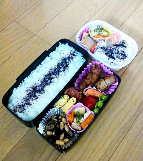 0521彼お弁当＋私お弁当
ひじき煮、鶏塩ジャガ、玉子焼き
鮭の塩焼き、唐揚げ、ミニトマト|ｅｒｉさん