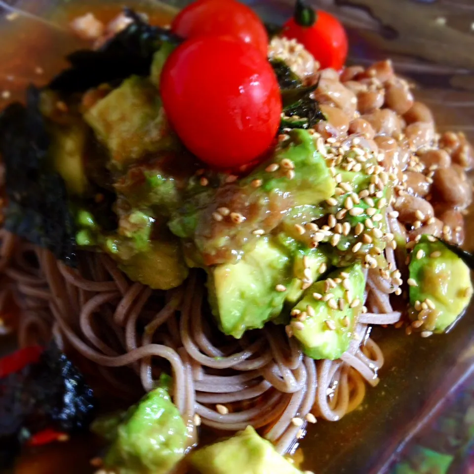 Snapdishの料理写真:Tomoko Itoさんの料理 納豆パスタwith梅アボカド❤を蕎麦で|みどりさん