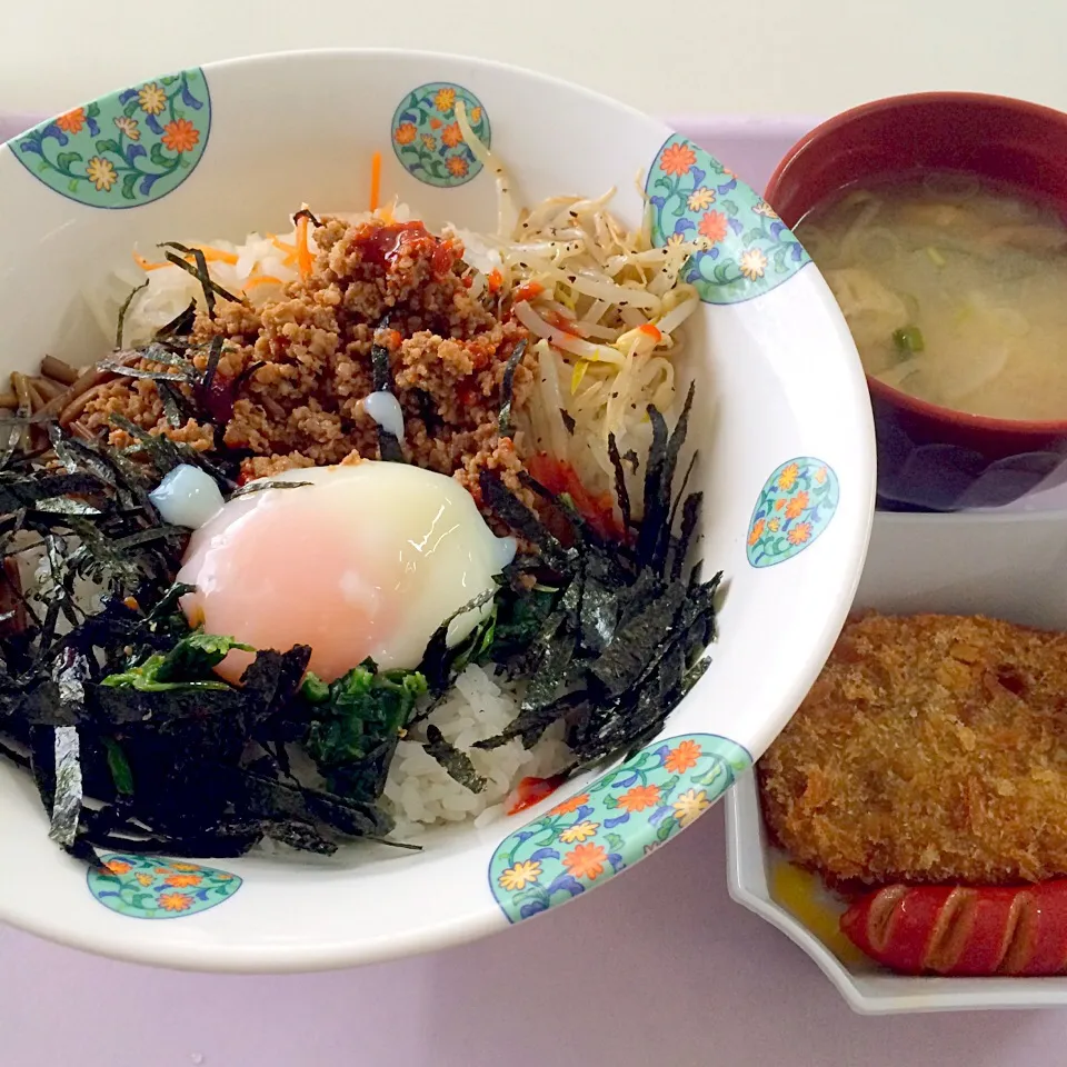 ピビンバ丼、すき焼き風コロッケ、味噌汁(大根、しめじ、うすあげ)|maixx ใหม่さん