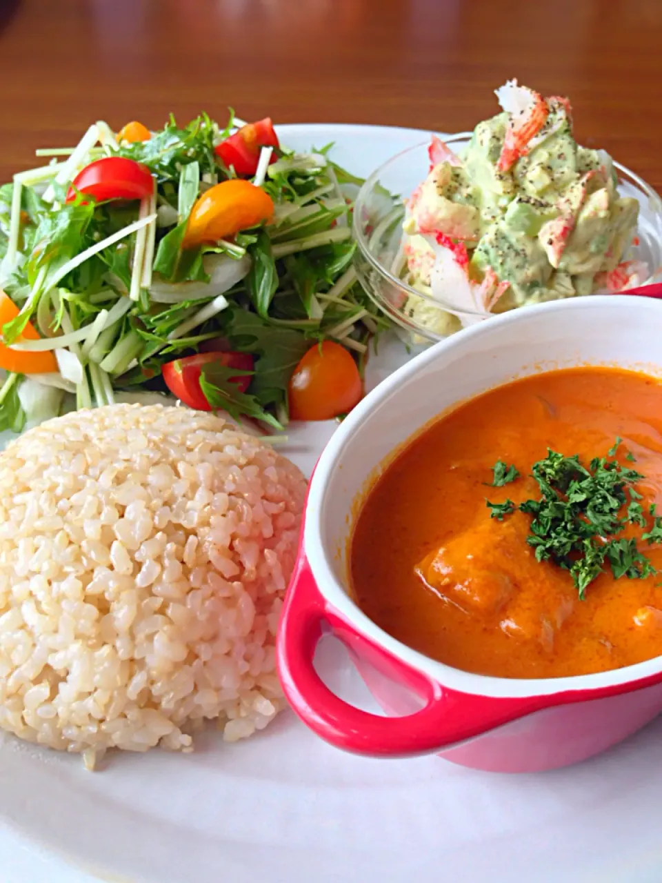 Snapdishの料理写真:⭐️バターチキンカレー ⭐️玄米 ⭐️アボカドとカニカマのマスタードマヨサラダ ⭐️野菜サラダ わさびドレッシング|よっちぃさん