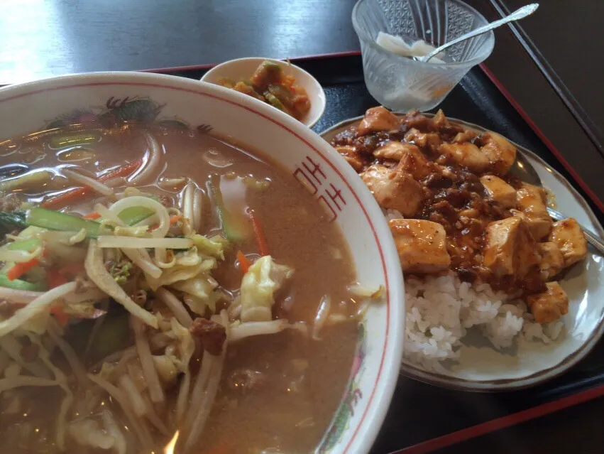 【日替定食】味噌ラーメンと小麻婆豆腐丼を頂きました。|momongatomoさん