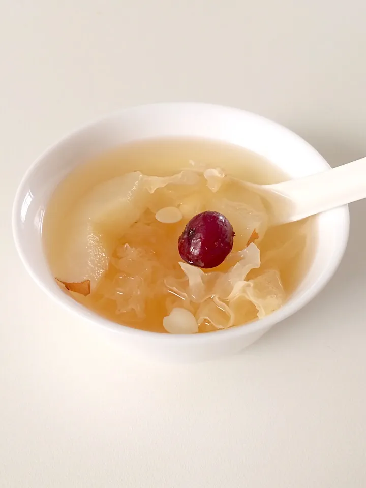 Snapdishの料理写真:White snow fungus and pear dessert soup|12Dragonさん