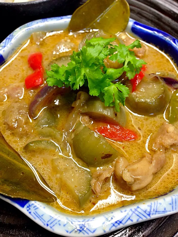 Snapdishの料理写真:タイ産丸ナスでレッドカレー♪|ちーちさん