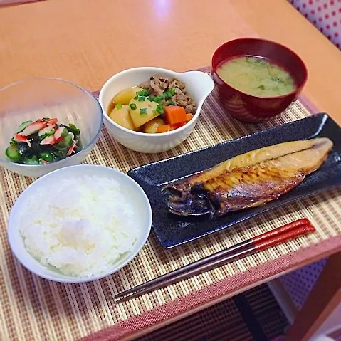 鯖の塩焼き、肉じゃが、酢の物、大豆の味噌汁|はるさん