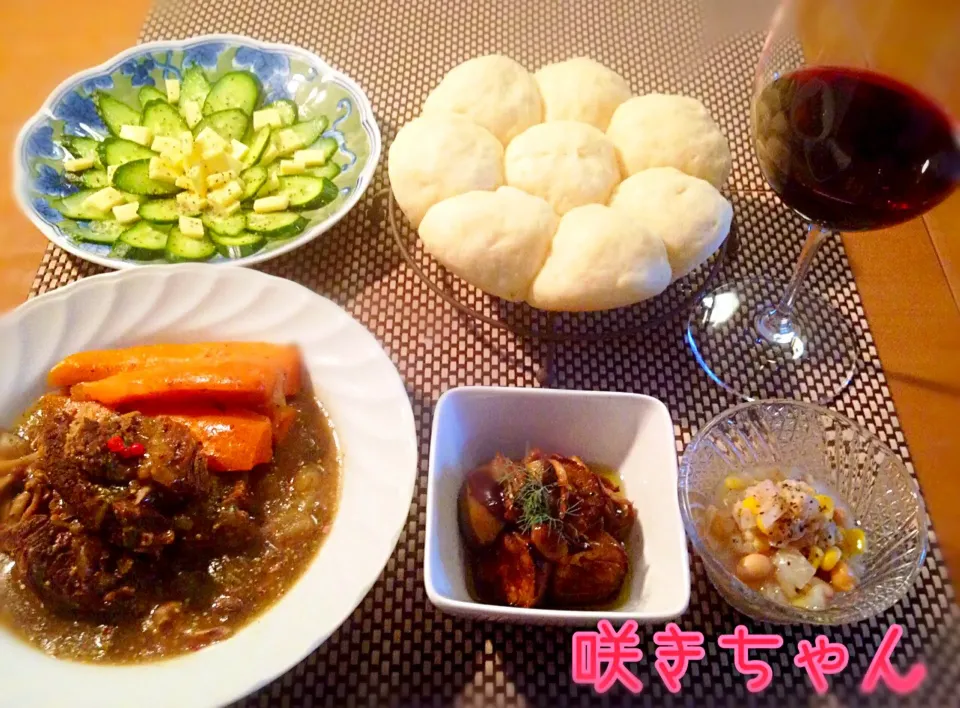 Snapdishの料理写真:本日ワインな夕べ〜牛肉のビール煮、炊飯器で焼いたちぎりパン、ナスのハニーバルサミコマリネ、きゅうりとチーズの簡単サラダ、豆のサラダ（昨日の）|咲きちゃんさん