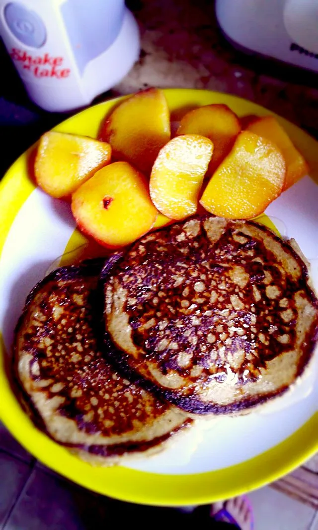 Snapdishの料理写真:Banana oat pancakes with peaches for brunch!|annettemrodriguezさん