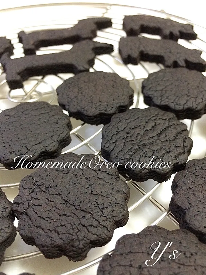 Snapdishの料理写真:☻໌ maharo ☻ັさんの料理 Homemade Oreo cookies♥️本家に勝ってます！Black cookies♥️|ゆーりん♪さん