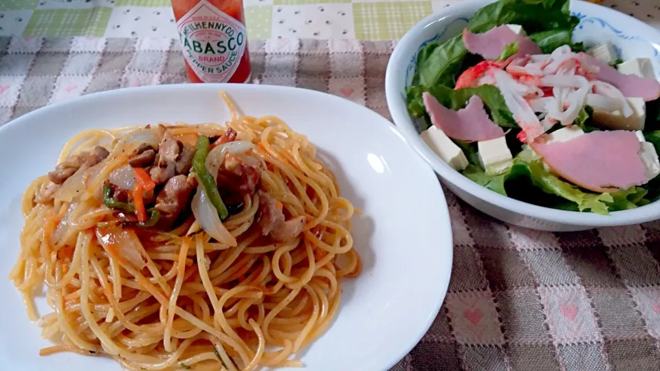 Snapdishの料理写真:鶏もも肉とシメジと野菜のパスタと豆腐のサラダ♪|Syuichi Endohさん