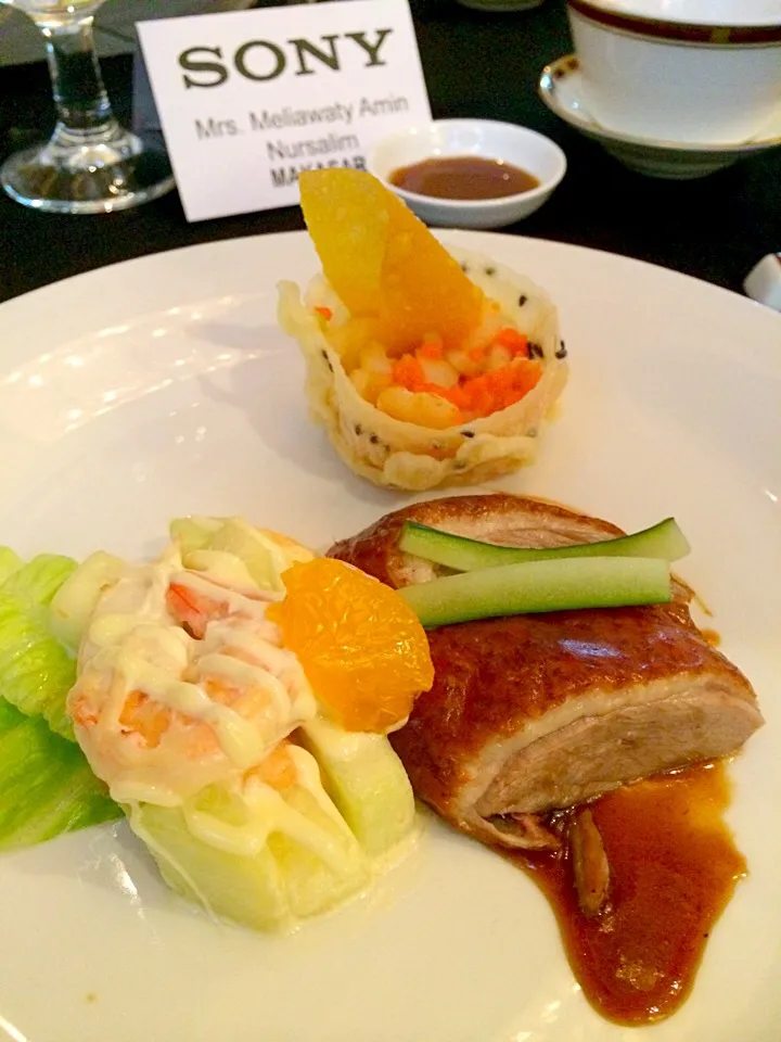 Three Kind Cold Platters ( Beijing duck, wok fried seafood in crispycup, prawn salad|Meliaさん