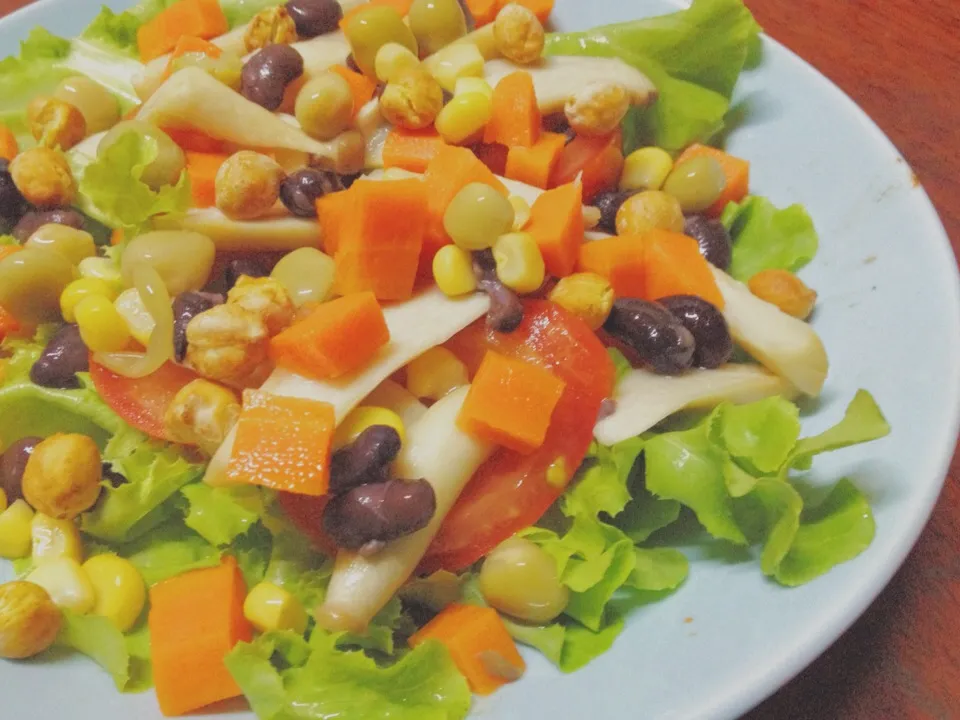 Snapdishの料理写真:salad with pumpkin dressing for my dinner|Jubjanさん