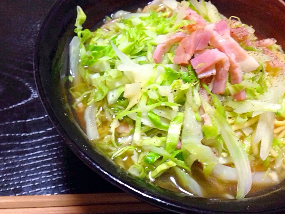 超手抜き♪ キャベツたっぷり蒸らし中の卵入しょうゆラーメン|尚子さん