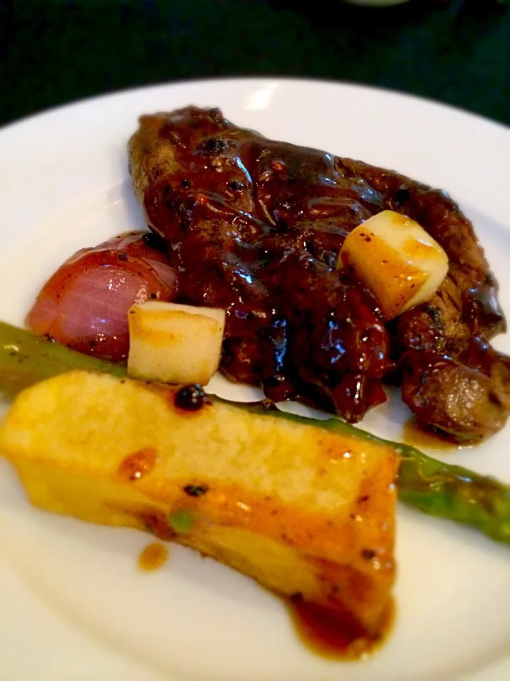 Snapdishの料理写真:5 Spiced Beef Steak with Asparagus, Fries and Apples|Meliaさん