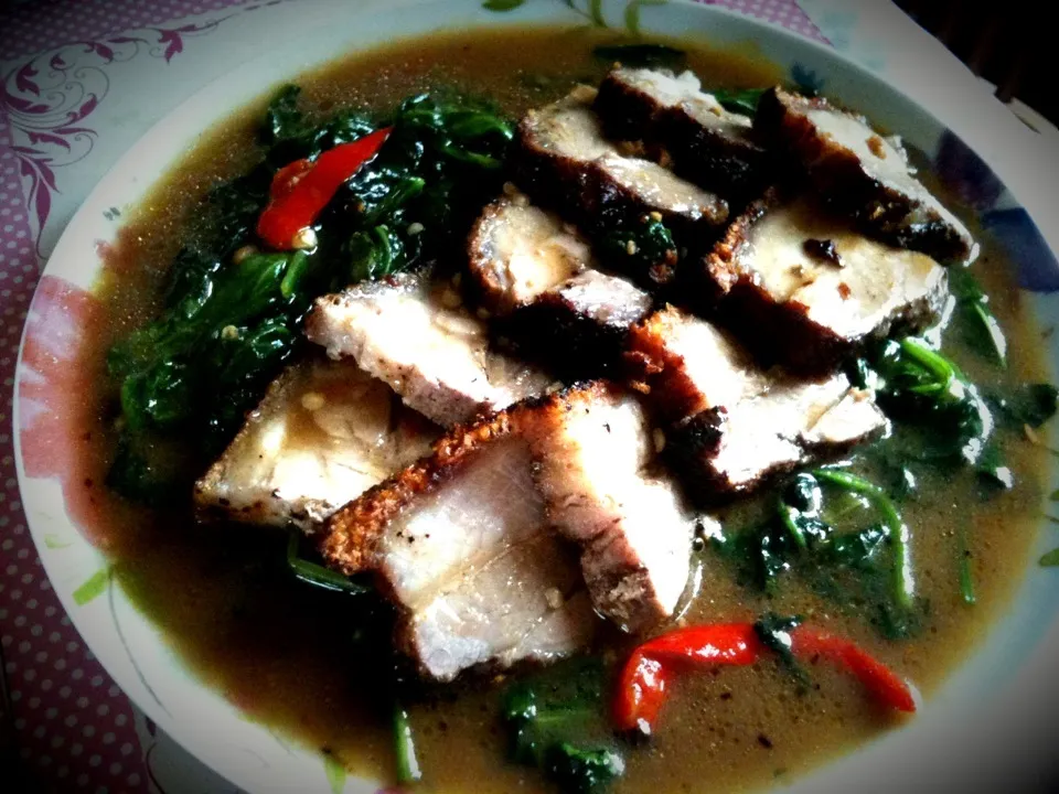 Spinach with Crispy pork in Oyster sauce.|Eveさん