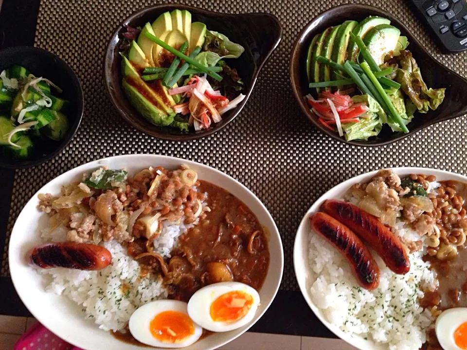 2日目朝カレー 納豆のせ、サラダ|ayumiさん